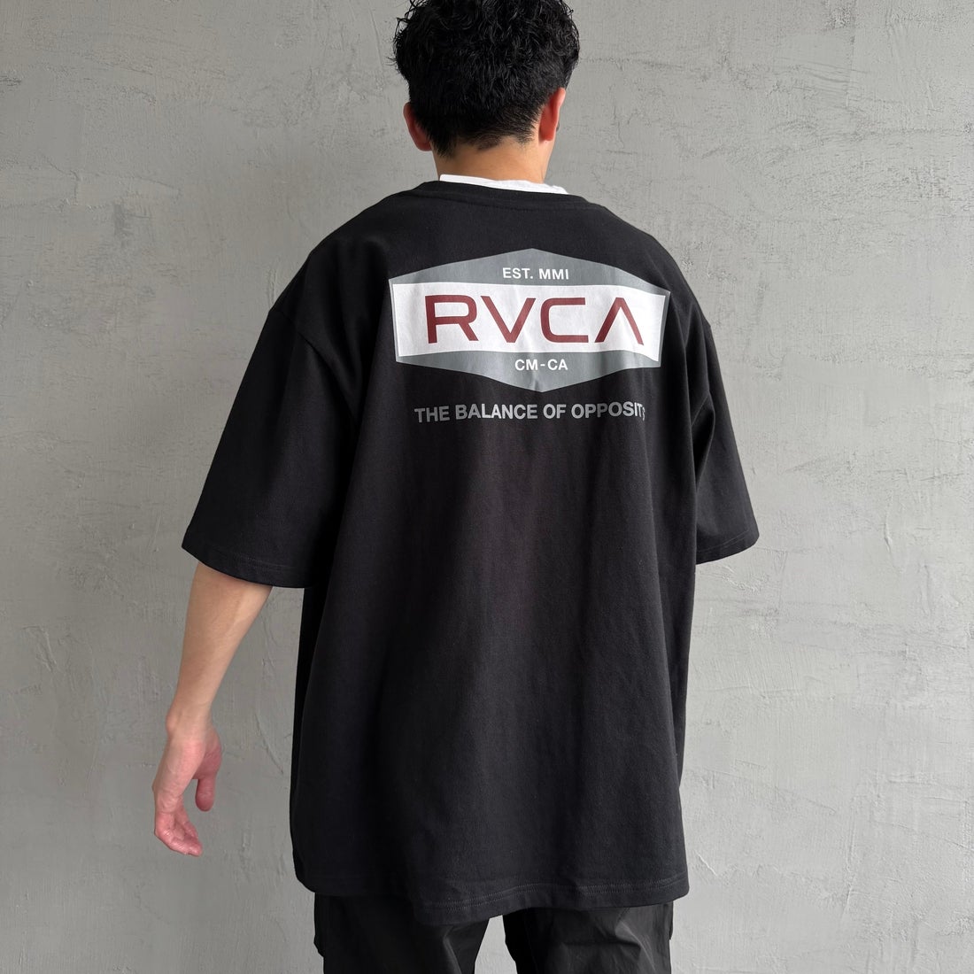 RVCA [ルーカ] ILL HEXロゴショートスリーブTシャツ [BF041-252] BLK &&モデル身長：168cm 着用サイズ：L&&