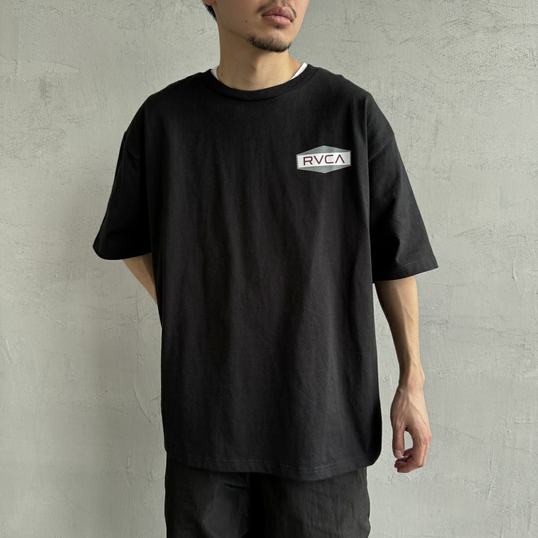 RVCA [ルーカ] ILL HEXロゴショートスリーブTシャツ [BF041-252] BLK &&モデル身長：168cm 着用サイズ：L&&