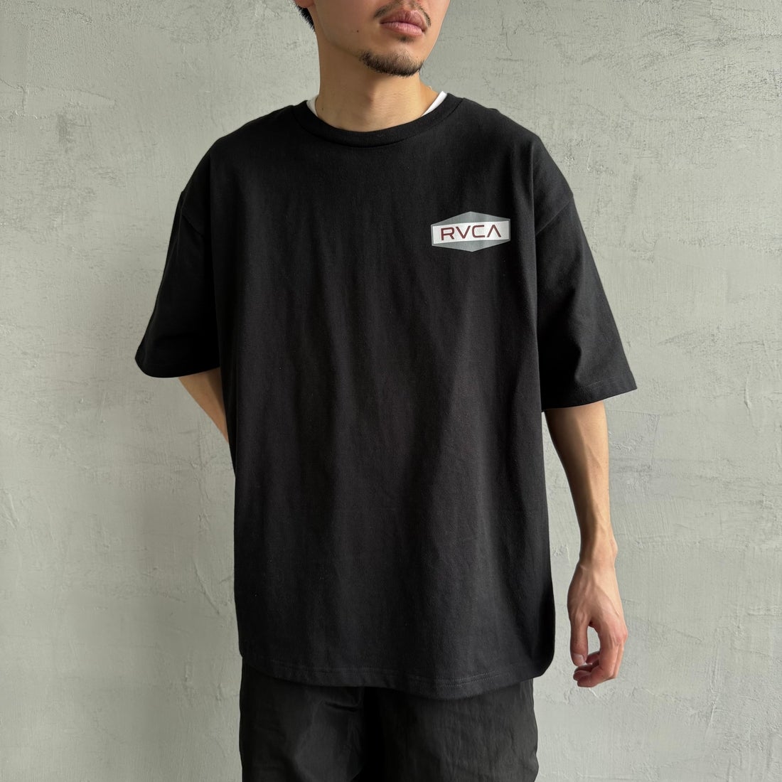 RVCA [ルーカ] ILL HEXロゴショートスリーブTシャツ [BF041-252] BLK &&モデル身長：168cm 着用サイズ：L&&