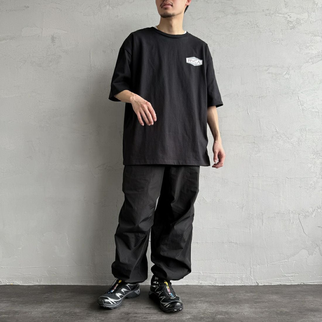 RVCA [ルーカ] ILL HEXロゴショートスリーブTシャツ [BF041-252] BLK &&モデル身長：168cm 着用サイズ：L&&