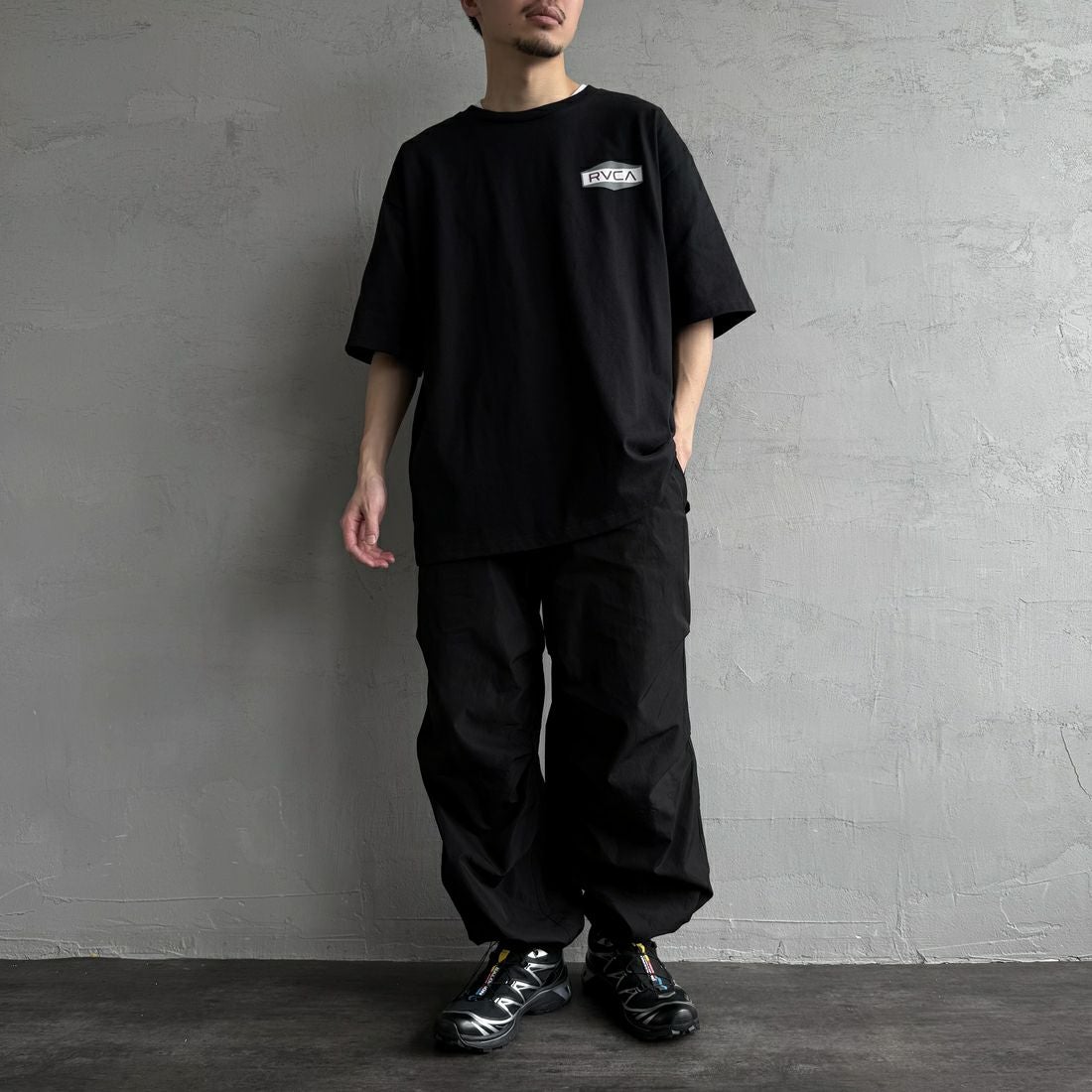 RVCA [ルーカ] ILL HEXロゴショートスリーブTシャツ [BF041-252] BLK &&モデル身長：168cm 着用サイズ：L&&