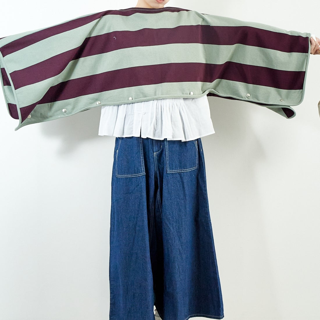 crinkle crinkle crinkle [クリンクル クリンクル クリンクル] 2WAYボーダーポンチョ [CC-3522] GREEN &&モデル身長：167cm 着用サイズ：F&&