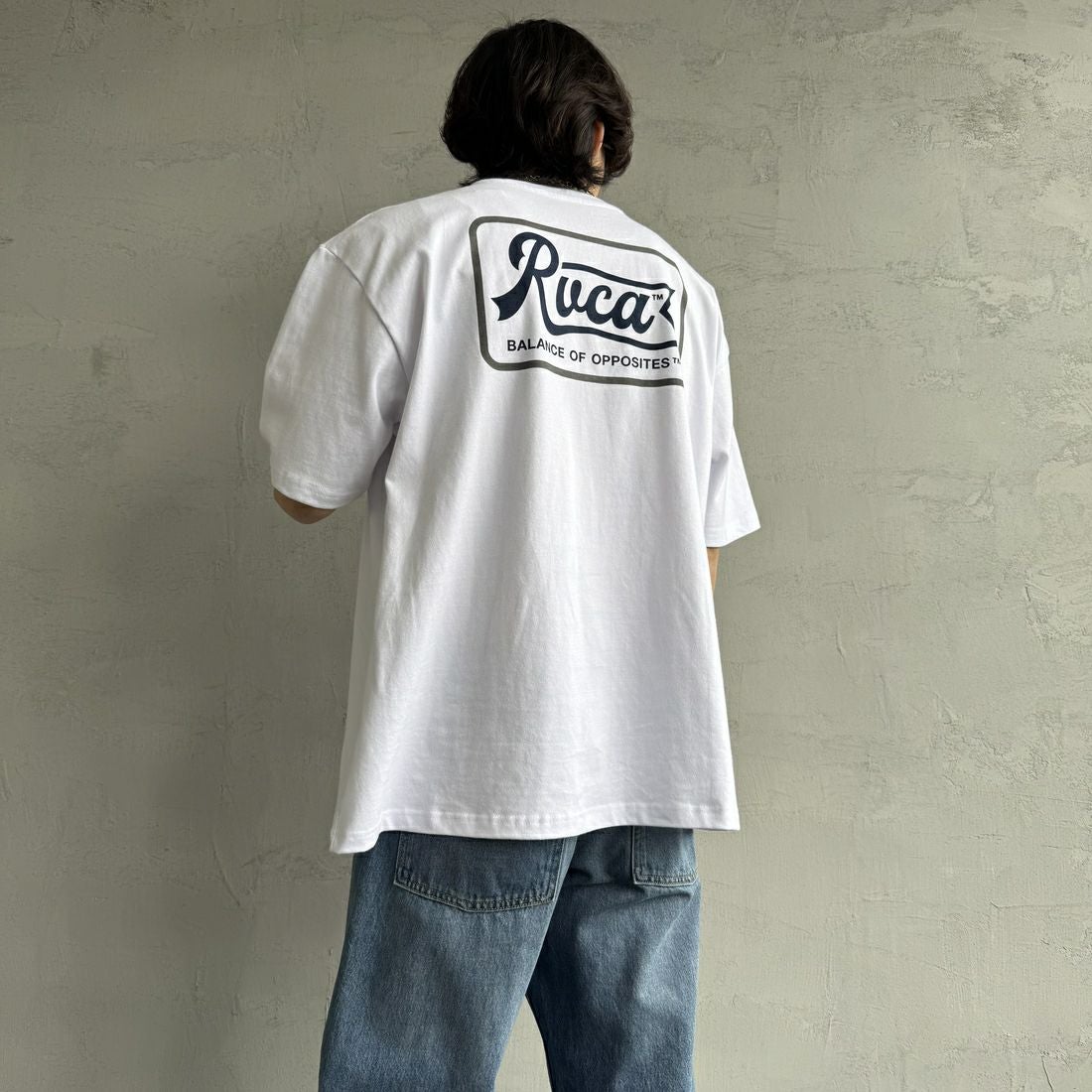 RVCA [ルーカ] PENスクリプトロゴショートスリーブTシャツ [BF041-253] WHT &&モデル身長：179cm 着用サイズ：L&&