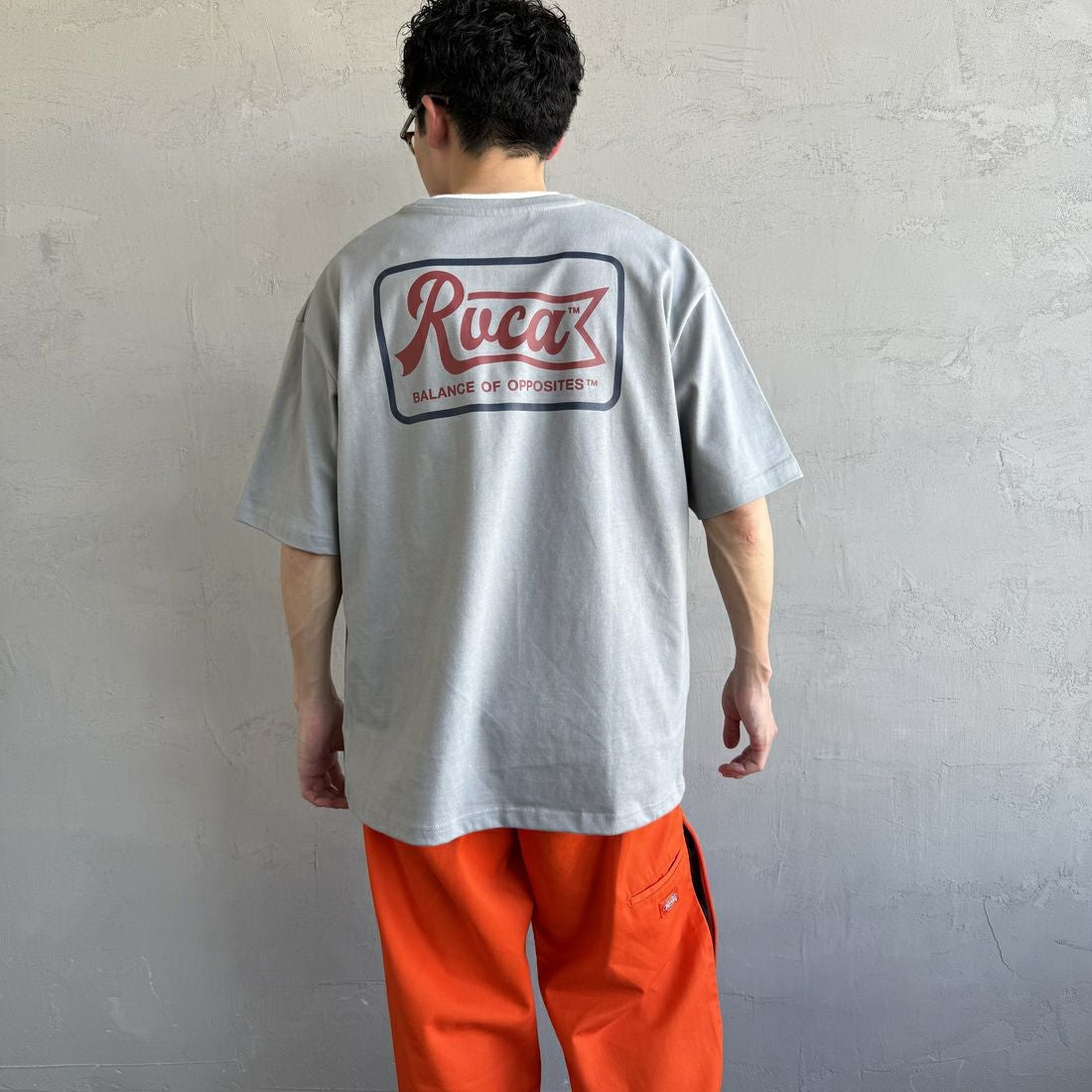 RVCA [ルーカ] PENスクリプトロゴショートスリーブTシャツ [BF041-253] MON &&モデル身長：168cm 着用サイズ：M&&