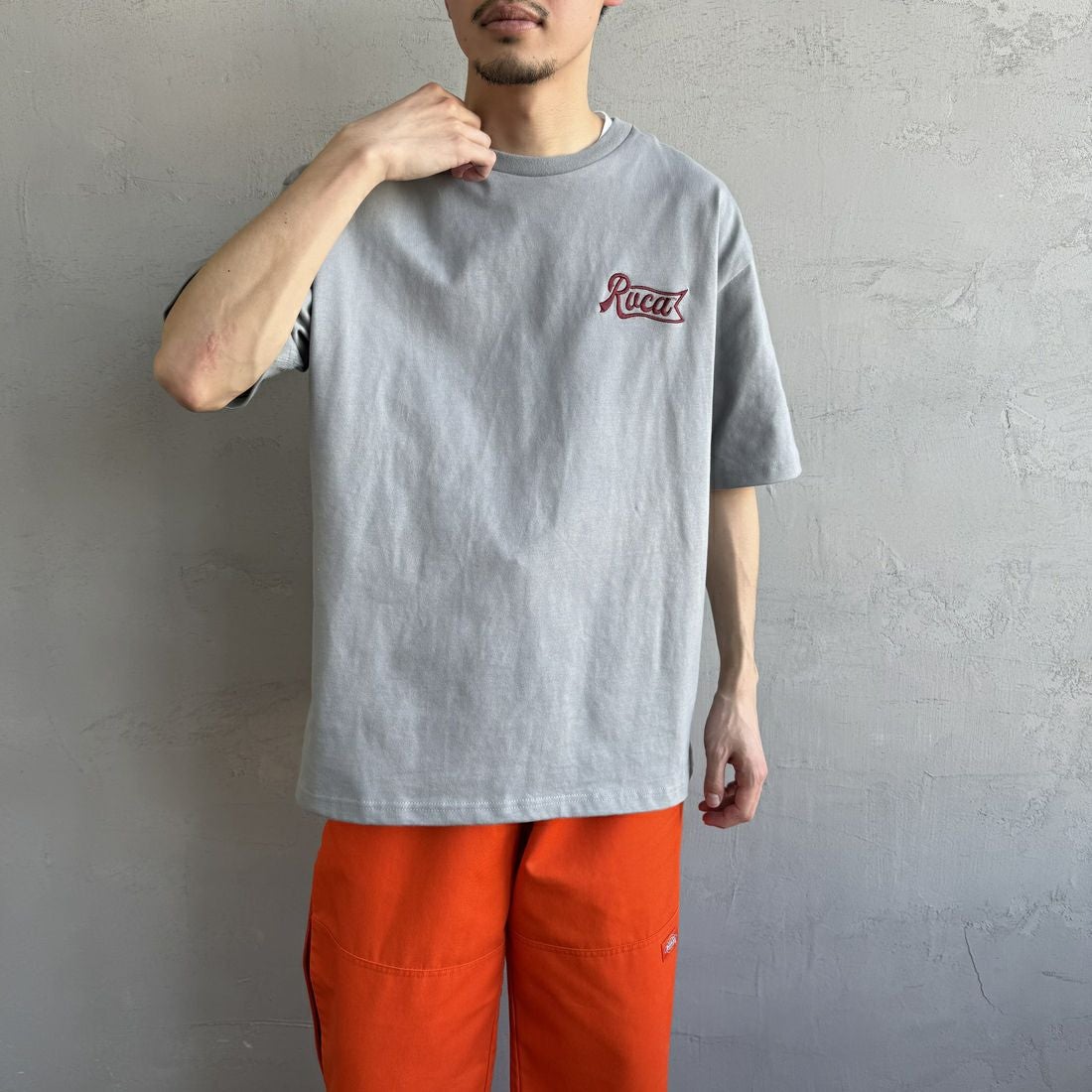 RVCA [ルーカ] PENスクリプトロゴショートスリーブTシャツ [BF041-253] MON &&モデル身長：168cm 着用サイズ：M&&