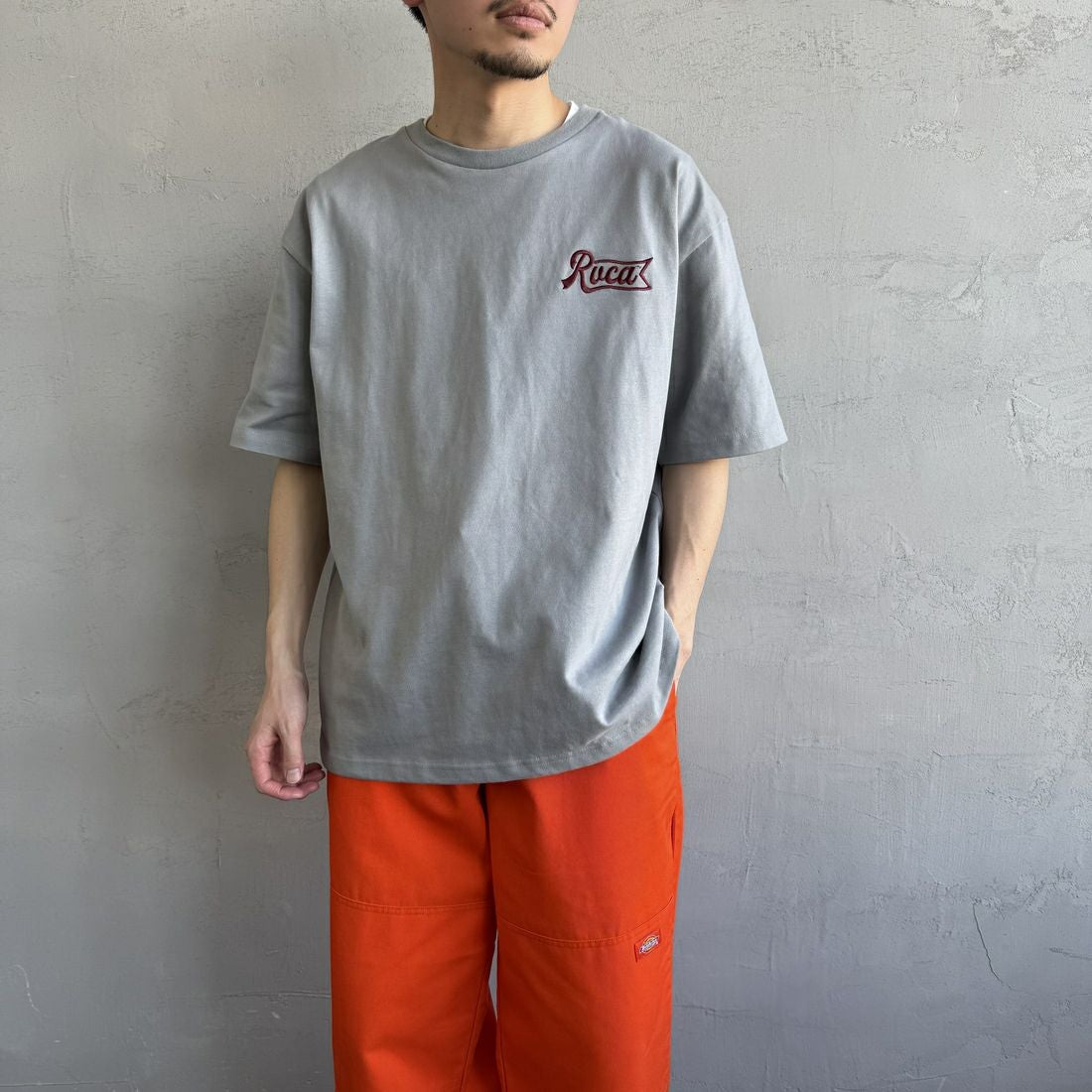 RVCA [ルーカ] PENスクリプトロゴショートスリーブTシャツ [BF041-253] MON &&モデル身長：168cm 着用サイズ：M&&