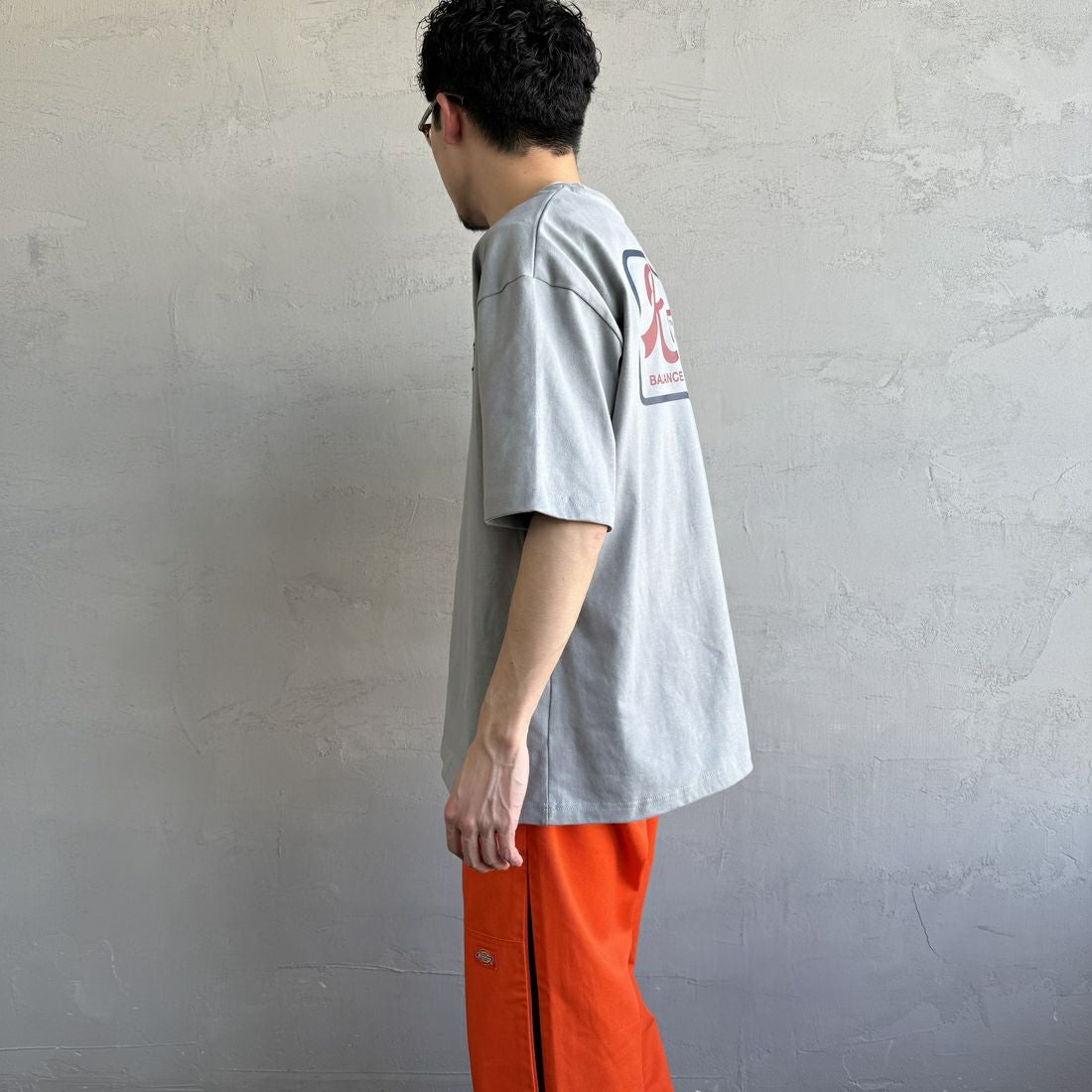 RVCA [ルーカ] PENスクリプトロゴショートスリーブTシャツ [BF041-253] MON &&モデル身長：168cm 着用サイズ：M&&