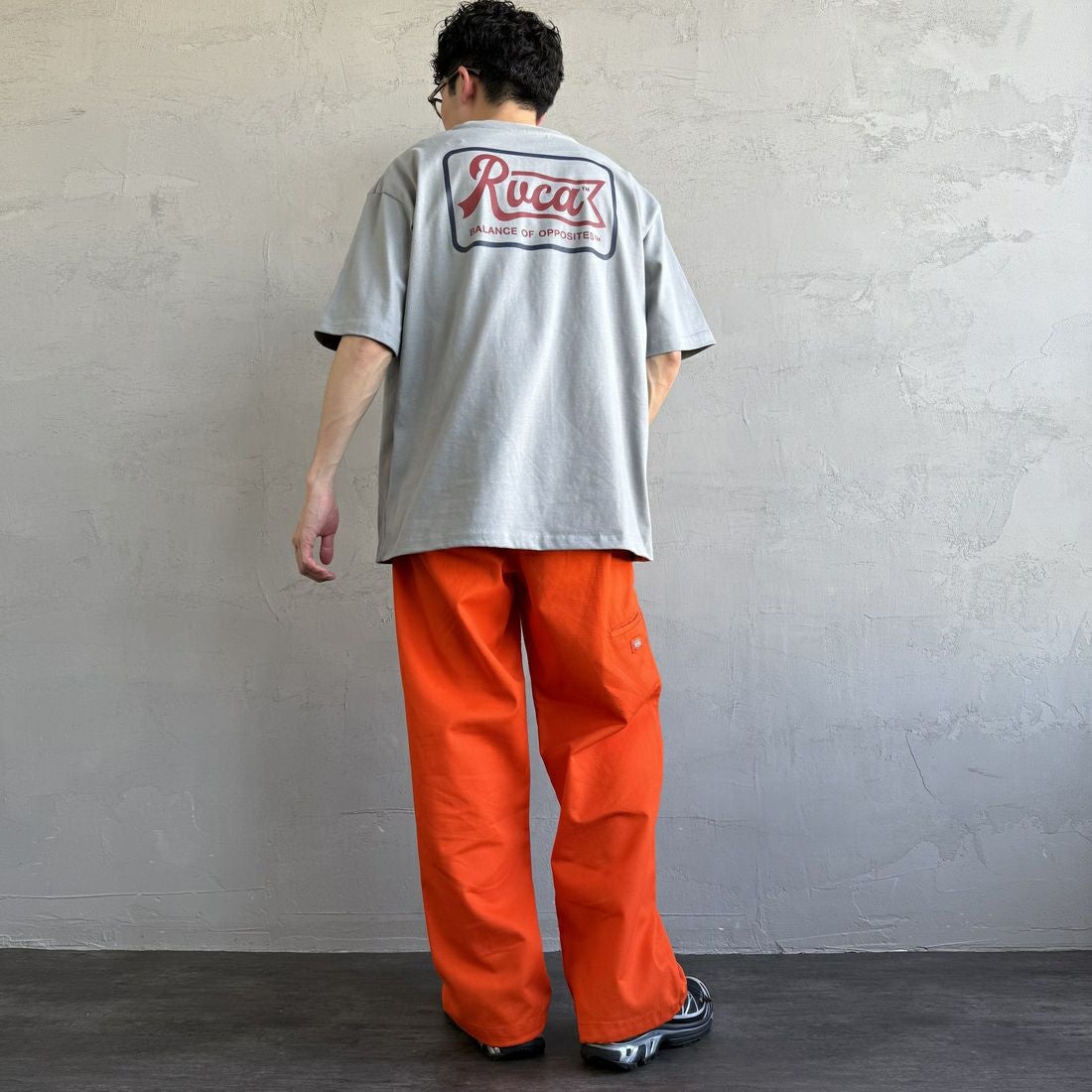 RVCA [ルーカ] PENスクリプトロゴショートスリーブTシャツ [BF041-253] MON &&モデル身長：168cm 着用サイズ：M&&