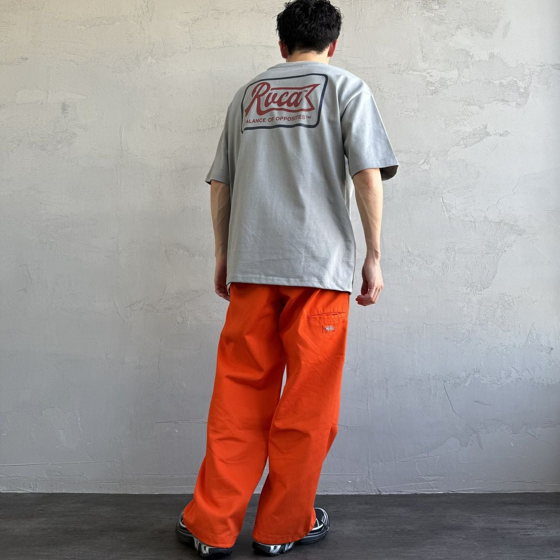 RVCA [ルーカ] PENスクリプトロゴショートスリーブTシャツ [BF041-253] MON &&モデル身長：168cm 着用サイズ：M&&