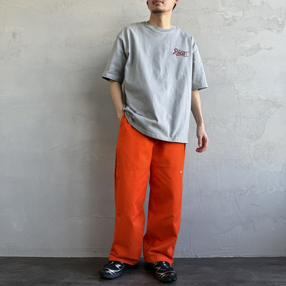 RVCA [ルーカ] PENスクリプトロゴショートスリーブTシャツ [BF041-253] MON &&モデル身長：168cm 着用サイズ：M&&