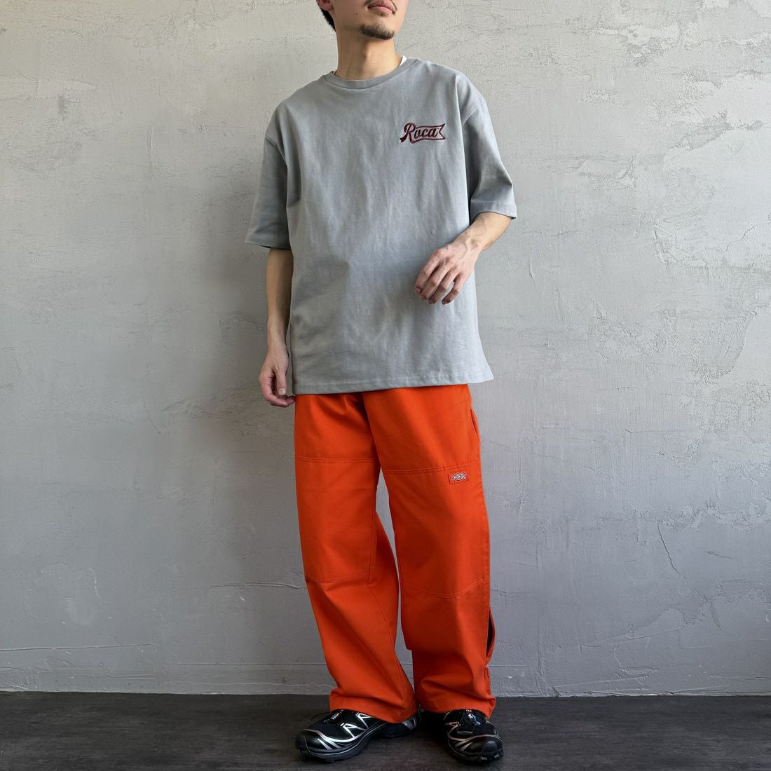 RVCA [ルーカ] PENスクリプトロゴショートスリーブTシャツ [BF041-253] MON &&モデル身長：168cm 着用サイズ：M&&