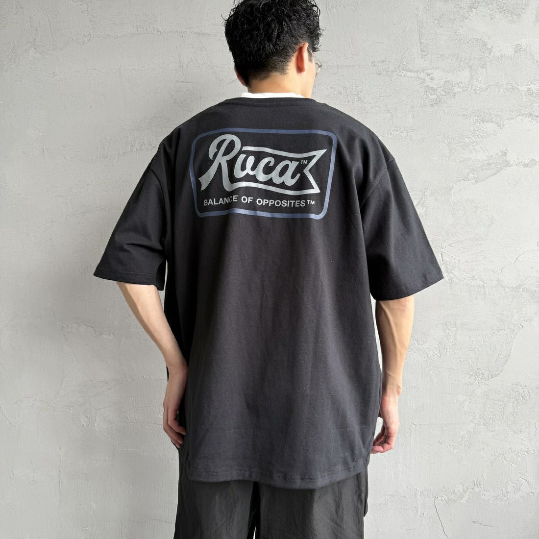 RVCA [ルーカ] PENスクリプトロゴショートスリーブTシャツ [BF041-253] BLK &&モデル身長：168cm 着用サイズ：L&&