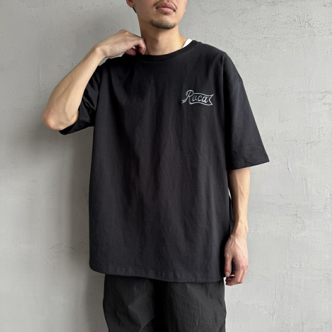 RVCA [ルーカ] PENスクリプトロゴショートスリーブTシャツ [BF041-253] BLK &&モデル身長：168cm 着用サイズ：L&&