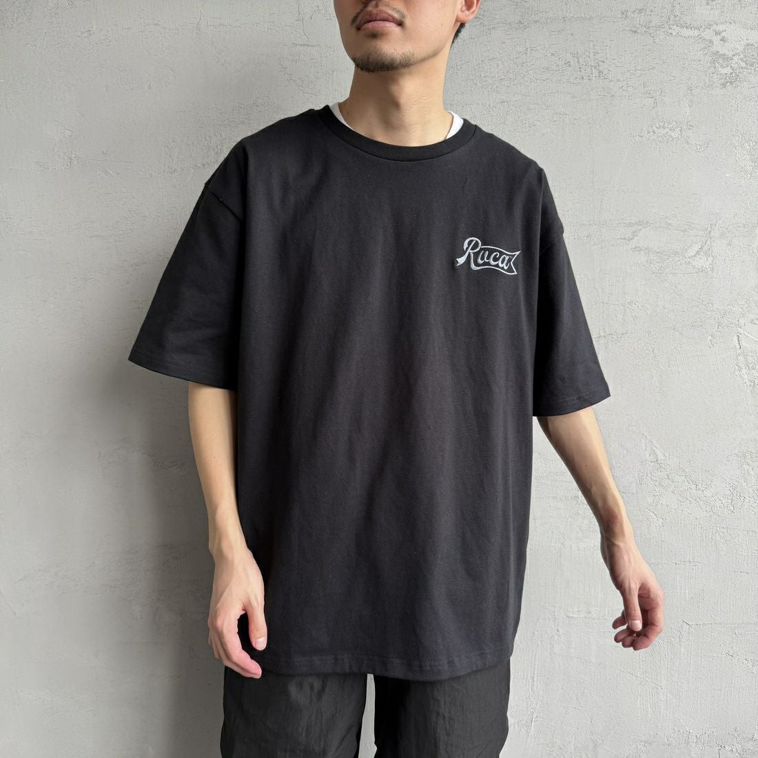 RVCA [ルーカ] PENスクリプトロゴショートスリーブTシャツ [BF041-253] BLK &&モデル身長：168cm 着用サイズ：L&&