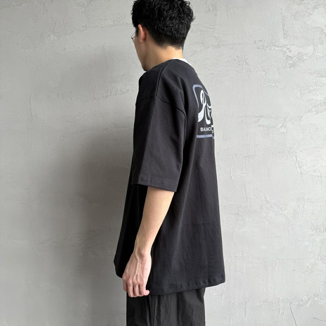 RVCA [ルーカ] PENスクリプトロゴショートスリーブTシャツ [BF041-253] BLK &&モデル身長：168cm 着用サイズ：L&&