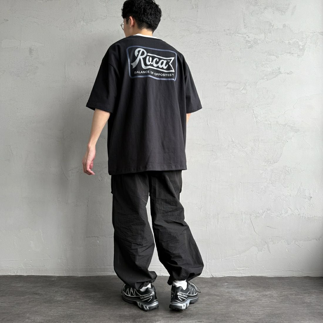 RVCA [ルーカ] PENスクリプトロゴショートスリーブTシャツ [BF041-253] BLK &&モデル身長：168cm 着用サイズ：L&&