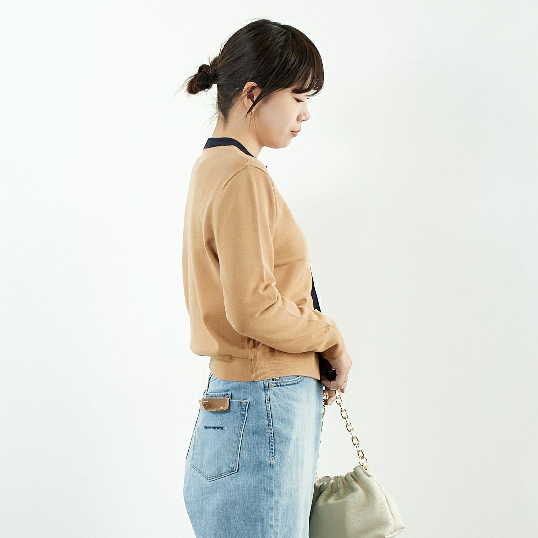 Margaux vintage [マルゴーヴィンテージ] シャネル風カーディガン [MG-KN-25013-S] BEIGE/NAVY &&モデル身長：167cm 着用サイズ：F&&