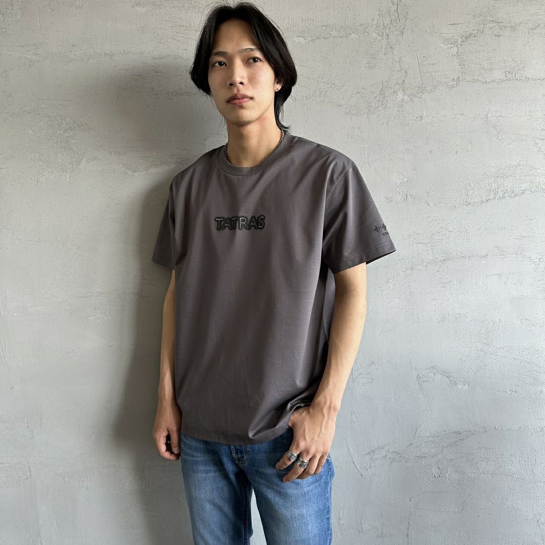 TATRAS [タトラス] 別注 INDEZ ブランドロゴ刺繍Tシャツ [MTIN25S8299-M-JF] D.GRAY &&モデル身長：179cm 着用サイズ：3&&