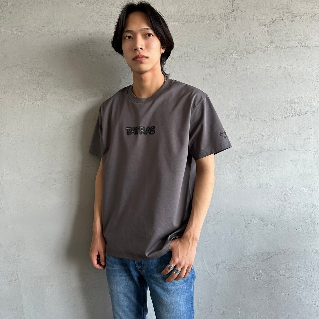 TATRAS [タトラス] 別注 INDEZ ブランドロゴ刺繍Tシャツ [MTIN25S8299-M-JF] D.GRAY &&モデル身長：179cm 着用サイズ：3&&