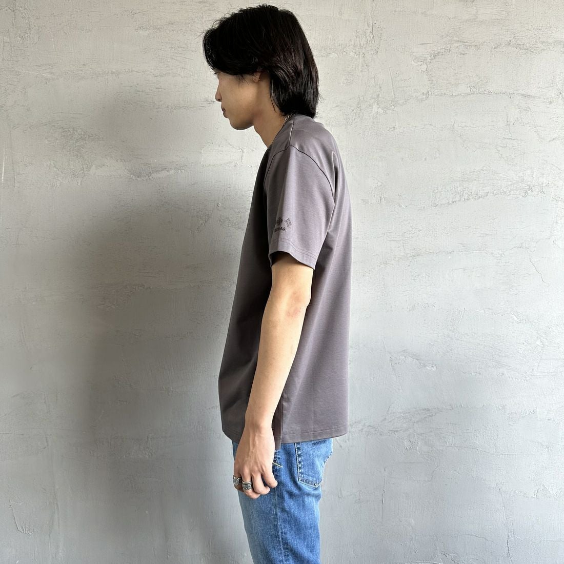 TATRAS [タトラス] 別注 INDEZ ブランドロゴ刺繍Tシャツ [MTIN25S8299-M-JF] D.GRAY &&モデル身長：179cm 着用サイズ：3&&