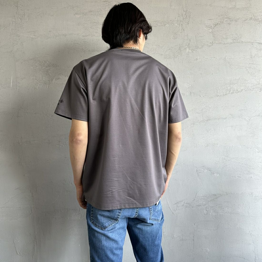 TATRAS [タトラス] 別注 INDEZ ブランドロゴ刺繍Tシャツ [MTIN25S8299-M-JF] D.GRAY &&モデル身長：179cm 着用サイズ：3&&