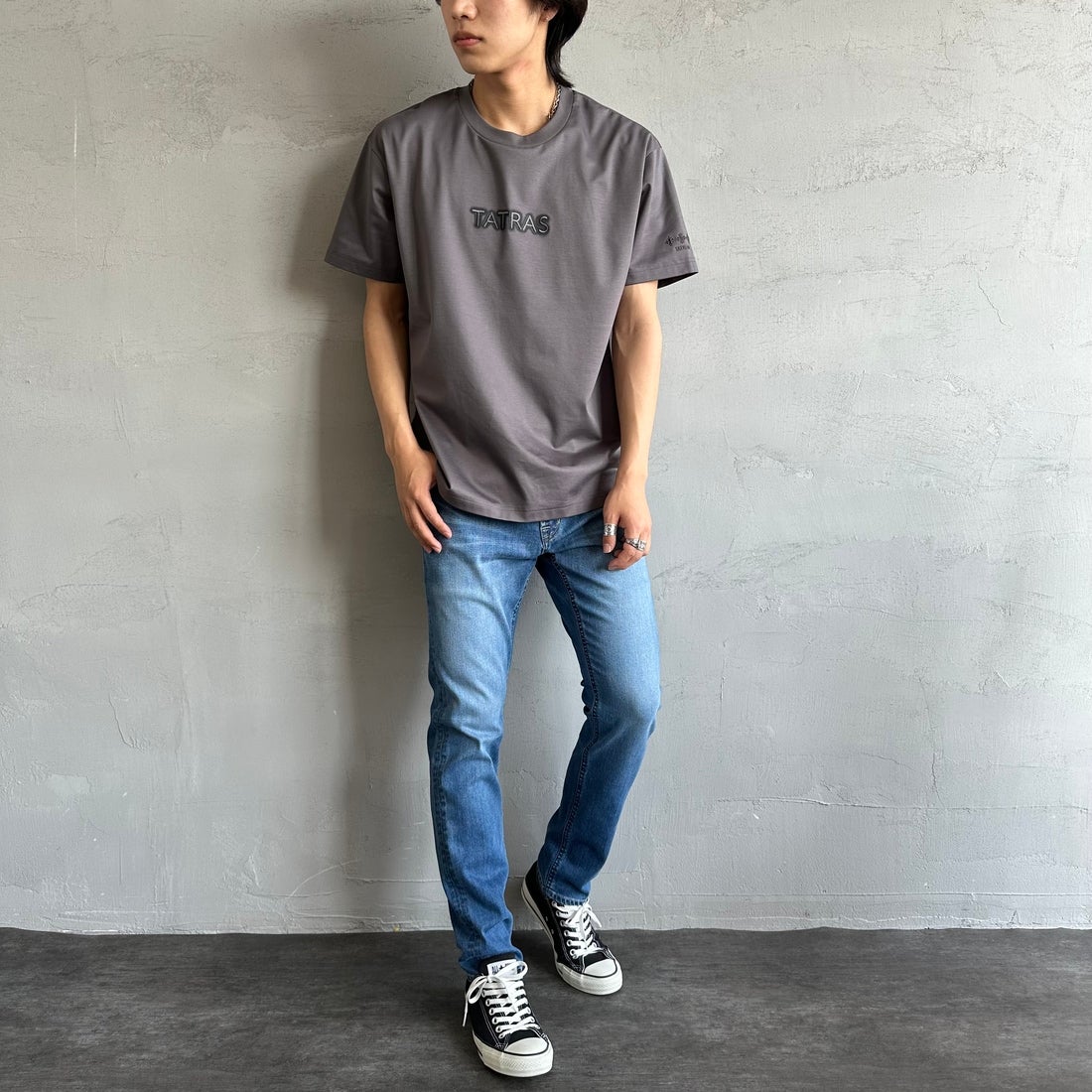 TATRAS [タトラス] 別注 INDEZ ブランドロゴ刺繍Tシャツ [MTIN25S8299-M-JF] D.GRAY &&モデル身長：179cm 着用サイズ：3&&