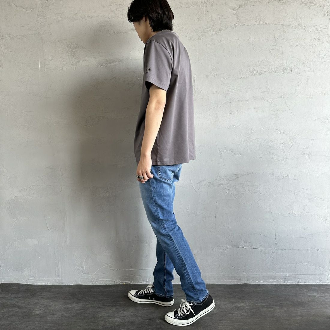 TATRAS [タトラス] 別注 INDEZ ブランドロゴ刺繍Tシャツ [MTIN25S8299-M-JF] D.GRAY &&モデル身長：179cm 着用サイズ：3&&