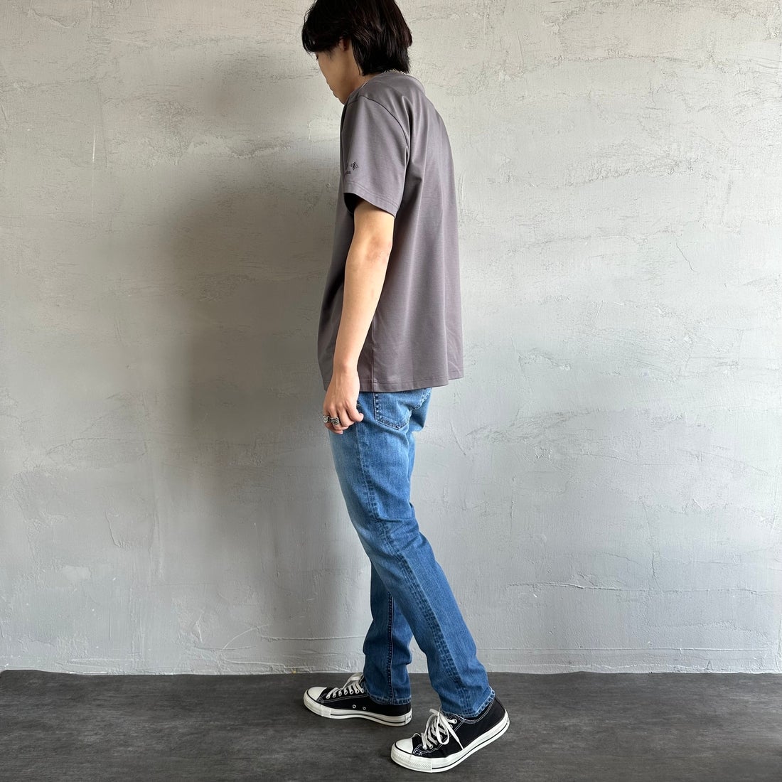 TATRAS [タトラス] 別注 INDEZ ブランドロゴ刺繍Tシャツ [MTIN25S8299-M-JF] D.GRAY &&モデル身長：179cm 着用サイズ：3&&