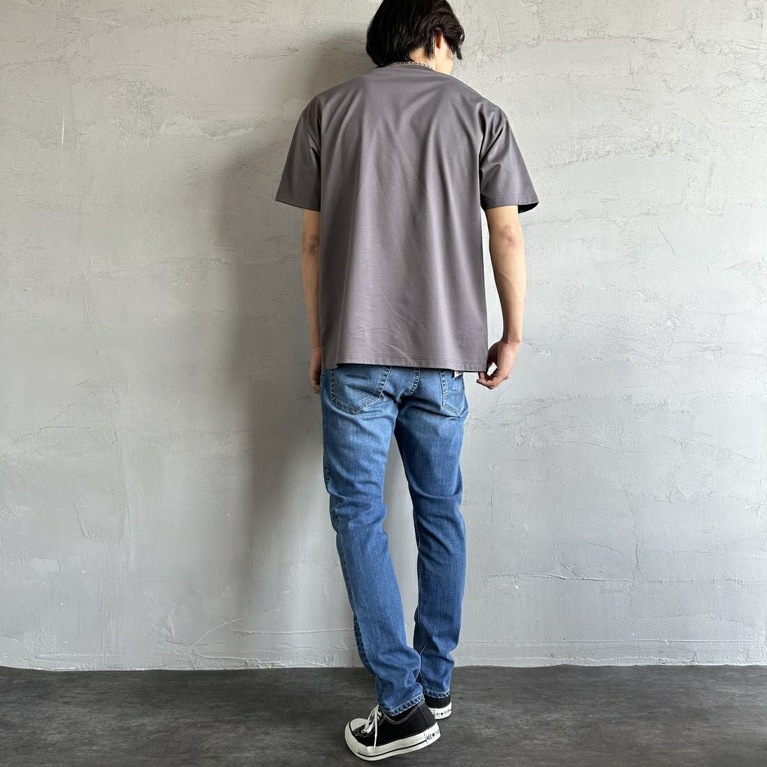 TATRAS [タトラス] 別注 INDEZ ブランドロゴ刺繍Tシャツ [MTIN25S8299-M-JF] D.GRAY &&モデル身長：179cm 着用サイズ：3&&
