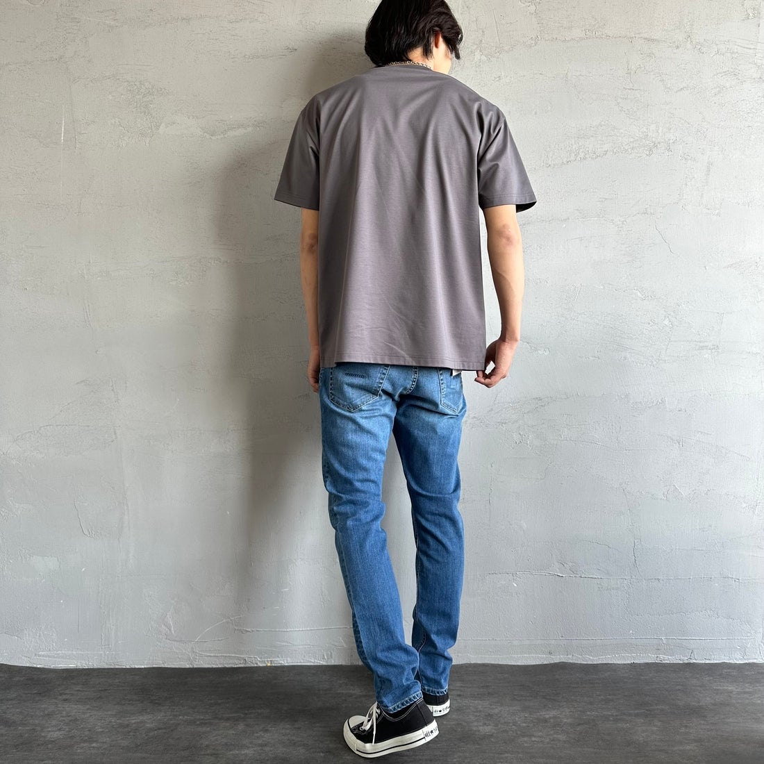 TATRAS [タトラス] 別注 INDEZ ブランドロゴ刺繍Tシャツ [MTIN25S8299-M-JF] D.GRAY &&モデル身長：179cm 着用サイズ：3&&