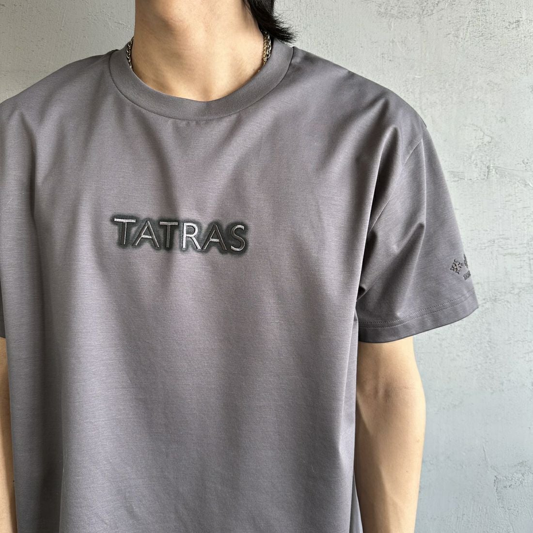 TATRAS [タトラス] 別注 INDEZ ブランドロゴ刺繍Tシャツ [MTIN25S8299-M-JF] D.GRAY &&モデル身長：179cm 着用サイズ：3&&