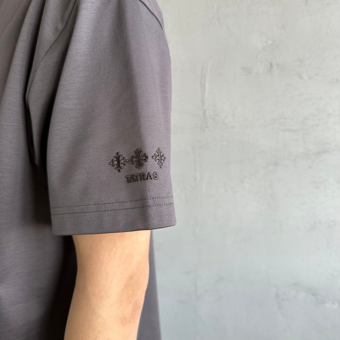 TATRAS [タトラス] 別注 INDEZ ブランドロゴ刺繍Tシャツ [MTIN25S8299-M-JF] D.GRAY &&モデル身長：179cm 着用サイズ：3&&