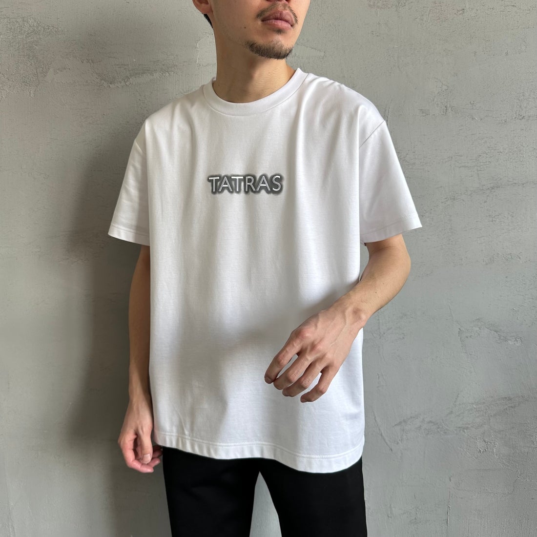 TATRAS [タトラス] 別注 INDEZ ブランドロゴ刺繍Tシャツ [MTIN25S8299-M-JF] WHITE &&モデル身長：168cm 着用サイズ：2&&