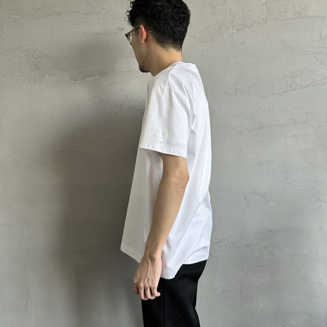 TATRAS [タトラス] 別注 INDEZ ブランドロゴ刺繍Tシャツ [MTIN25S8299-M-JF] WHITE &&モデル身長：168cm 着用サイズ：2&&