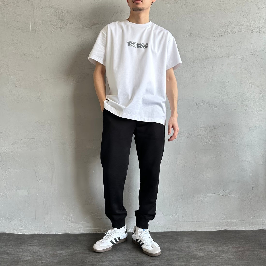 TATRAS [タトラス] 別注 INDEZ ブランドロゴ刺繍Tシャツ [MTIN25S8299-M-JF] WHITE &&モデル身長：168cm 着用サイズ：2&&