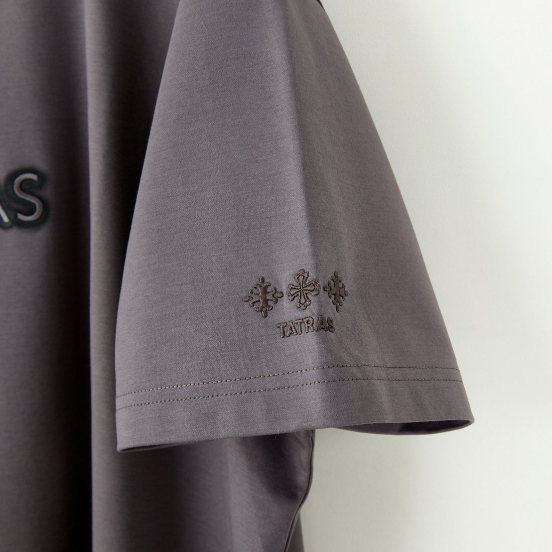 TATRAS [タトラス] 別注 INDEZ ブランドロゴ刺繍Tシャツ [MTIN25S8299-M-JF] D.GRAY