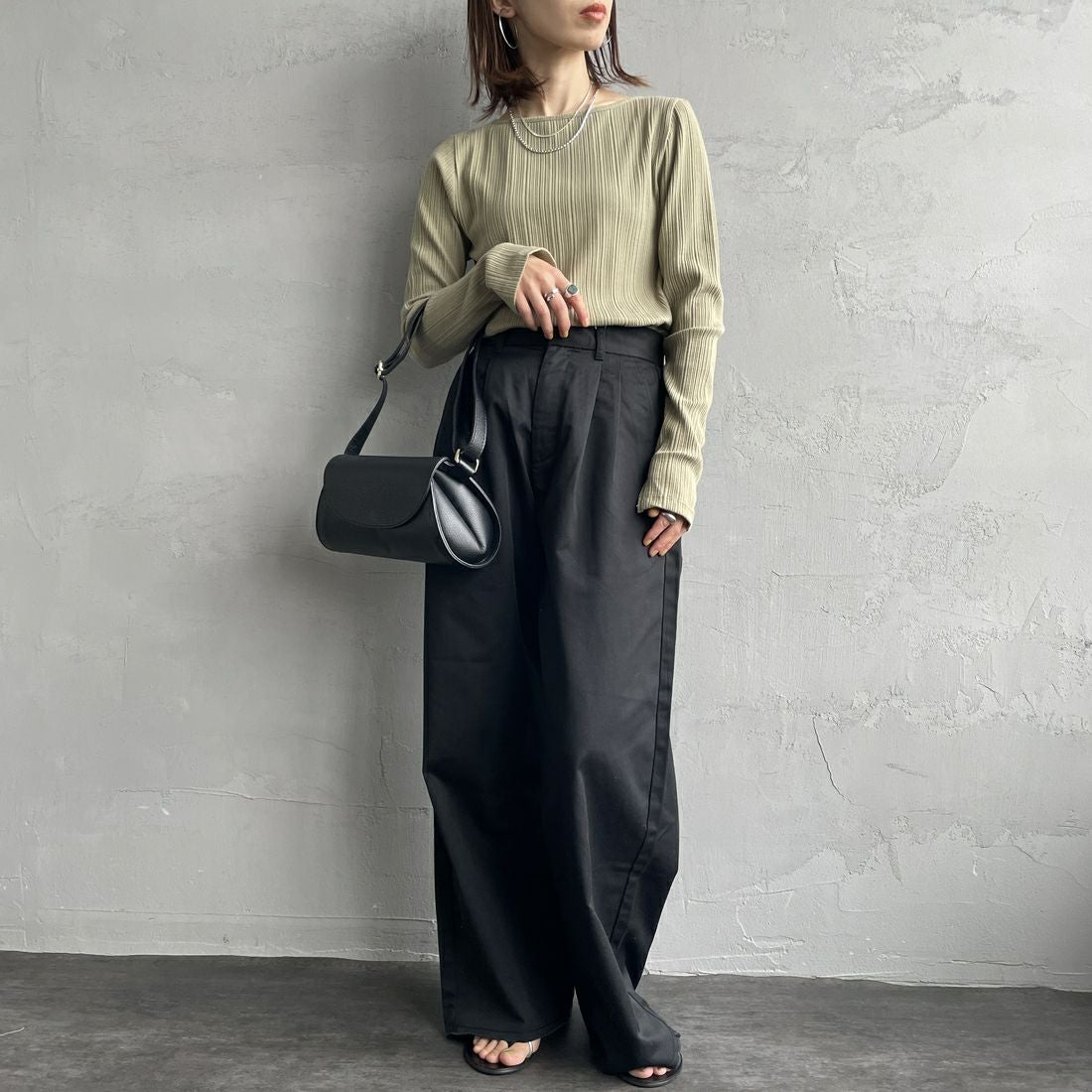 Noir Fabrik [ヌワールファブリック] ボートネック ロングスリーブTシャツ [JFS-C091] OLIVE &&モデル身長：158cm 着用サイズ：1&&