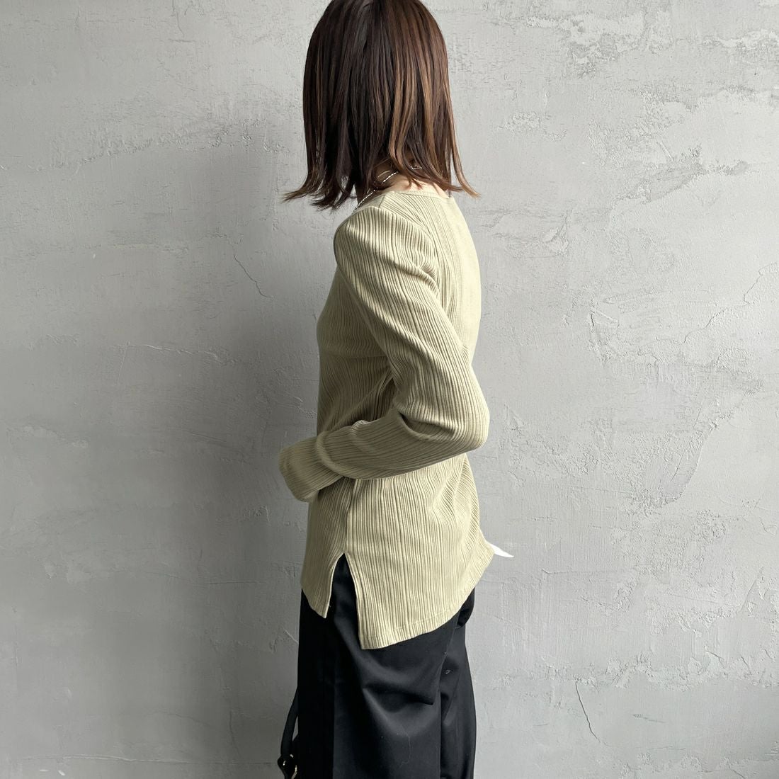Noir Fabrik [ヌワールファブリック] ボートネック ロングスリーブTシャツ [JFS-C091] OLIVE &&モデル身長：158cm 着用サイズ：1&&