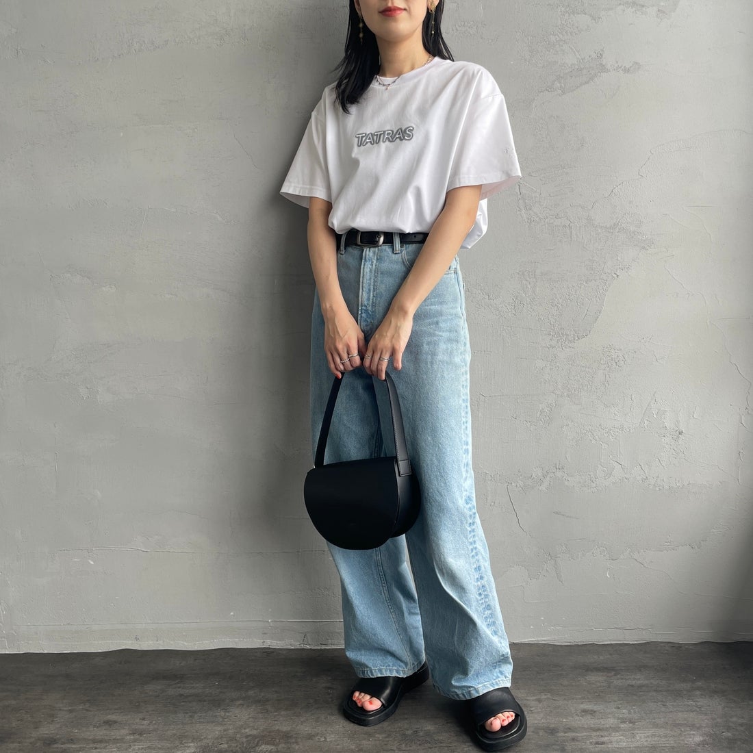 TATRAS [タトラス] 別注 INDEZ ブランドロゴ刺繍Tシャツ [MTIN25S8299-M-JF] WHITE &&モデル身長：160cm 着用サイズ：1&&