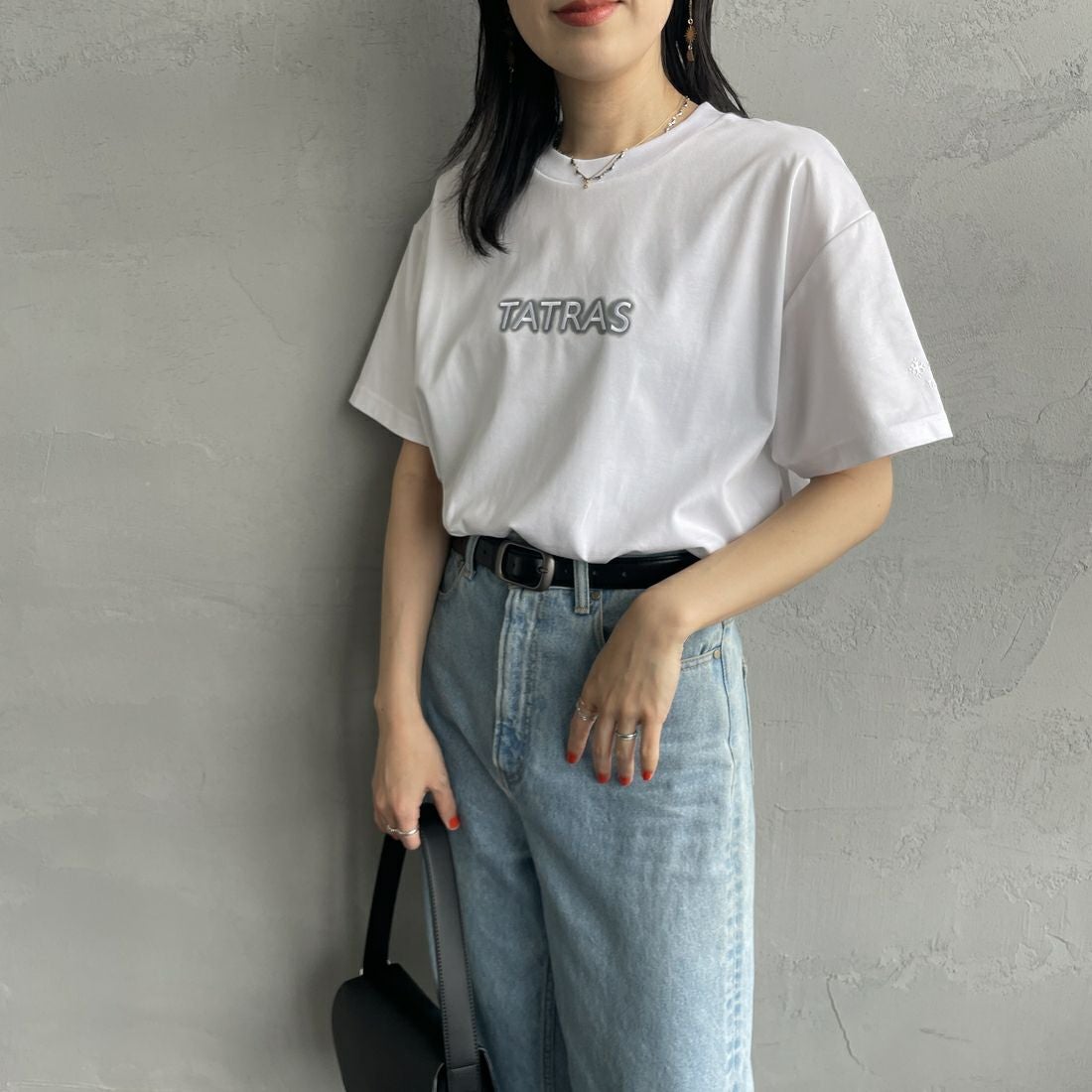 TATRAS [タトラス] 別注 INDEZ ブランドロゴ刺繍Tシャツ [MTIN25S8299-M-JF] WHITE &&モデル身長：160cm 着用サイズ：1&&