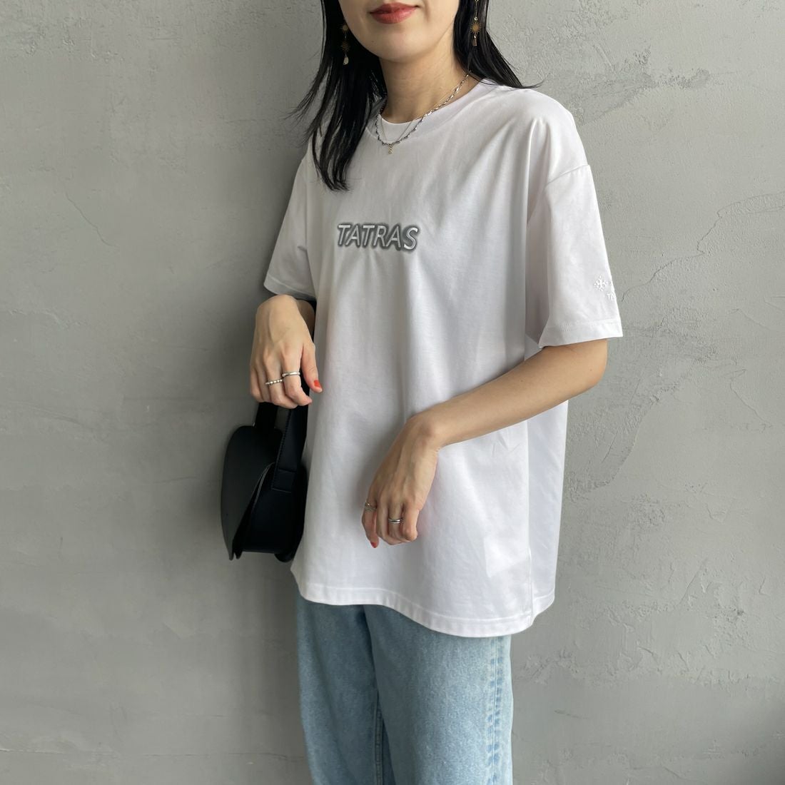 TATRAS [タトラス] 別注 INDEZ ブランドロゴ刺繍Tシャツ [MTIN25S8299-M-JF] WHITE &&モデル身長：160cm 着用サイズ：1&&
