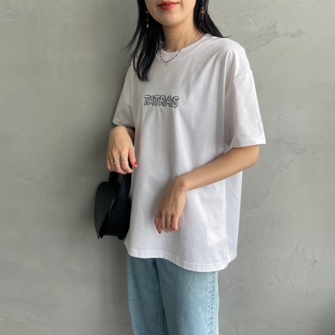 TATRAS [タトラス] 別注 INDEZ ブランドロゴ刺繍Tシャツ [MTIN25S8299-M-JF] WHITE &&モデル身長：160cm 着用サイズ：1&&