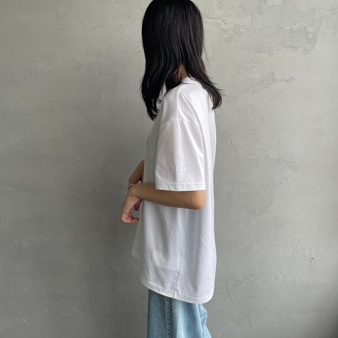 TATRAS [タトラス] 別注 INDEZ ブランドロゴ刺繍Tシャツ [MTIN25S8299-M-JF] WHITE &&モデル身長：160cm 着用サイズ：1&&