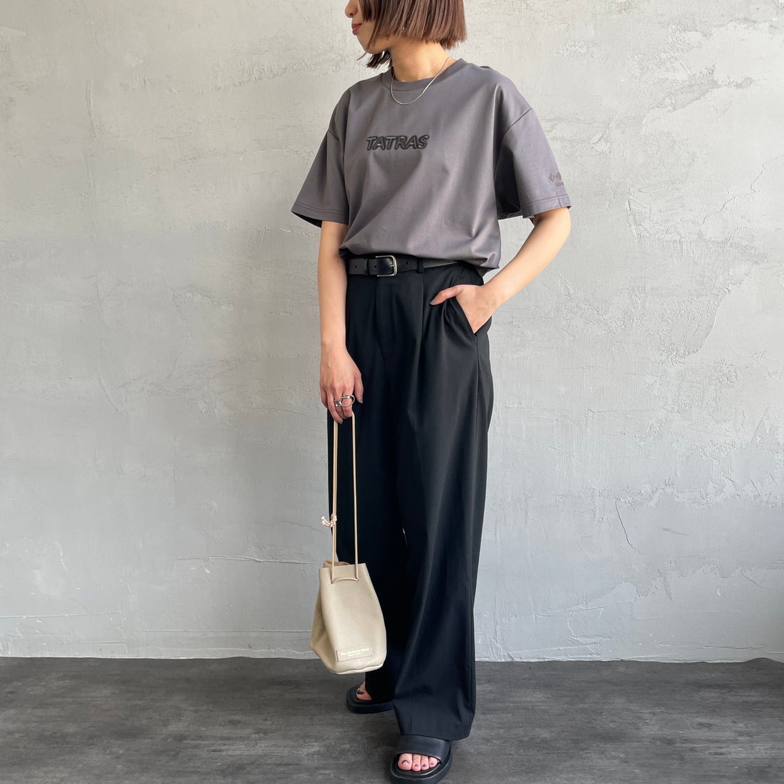 TATRAS [タトラス] 別注 INDEZ ブランドロゴ刺繍Tシャツ [MTIN25S8299-M-JF] C.GRAY &&モデル身長：159cm 着用サイズ：1&&