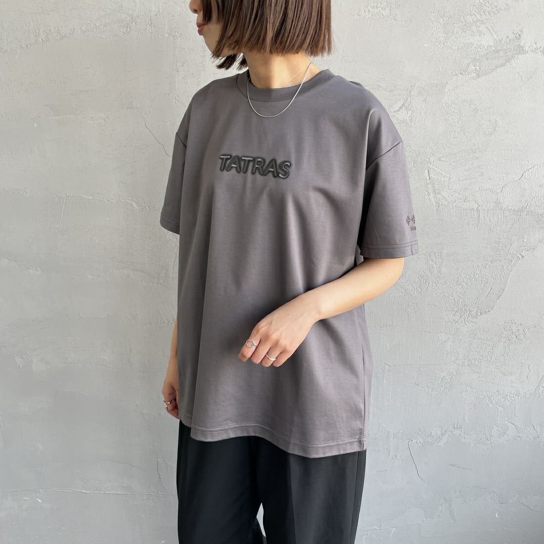 TATRAS [タトラス] 別注 INDEZ ブランドロゴ刺繍Tシャツ [MTIN25S8299-M-JF] C.GRAY &&モデル身長：159cm 着用サイズ：1&&