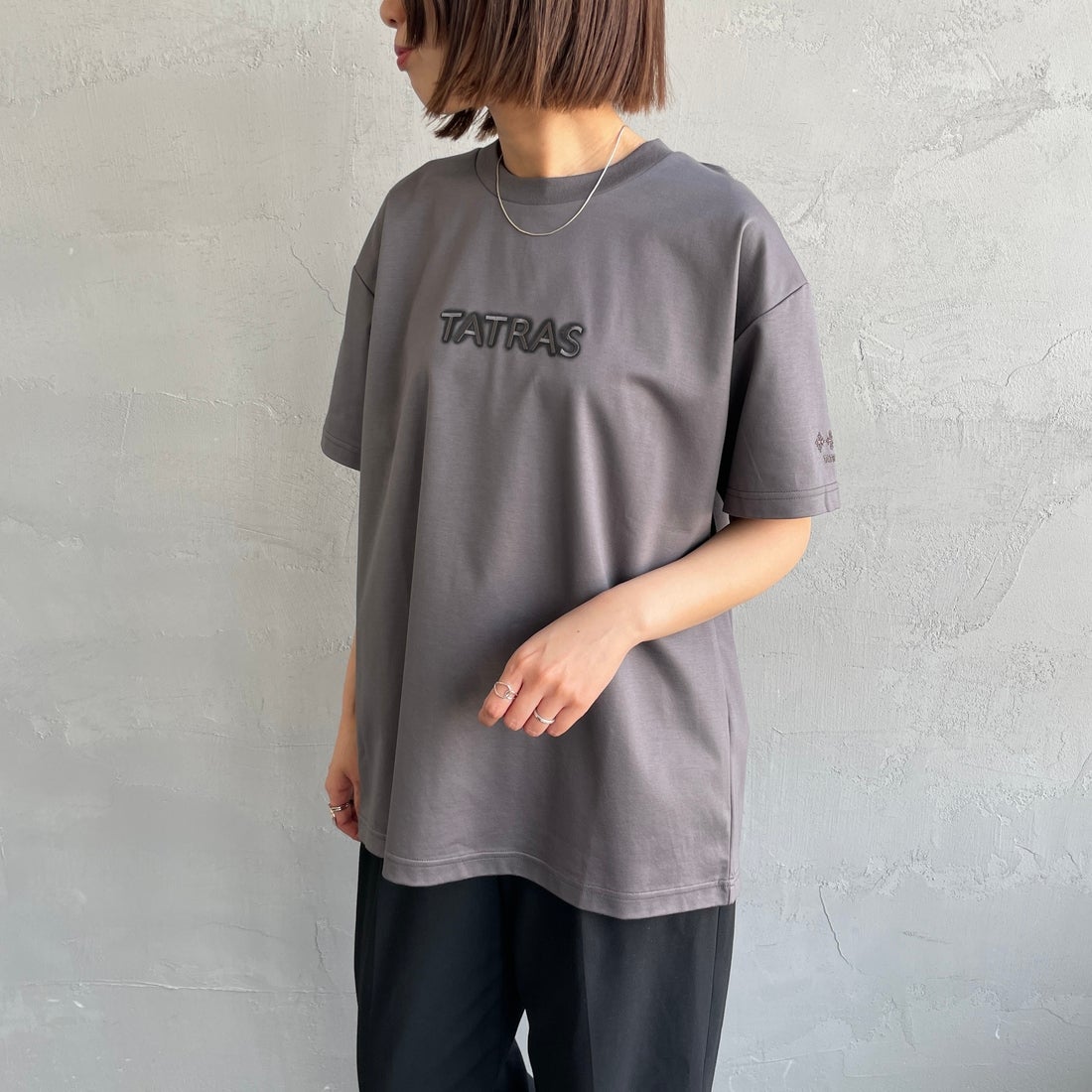 TATRAS [タトラス] 別注 INDEZ ブランドロゴ刺繍Tシャツ [MTIN25S8299-M-JF] C.GRAY &&モデル身長：159cm 着用サイズ：1&&