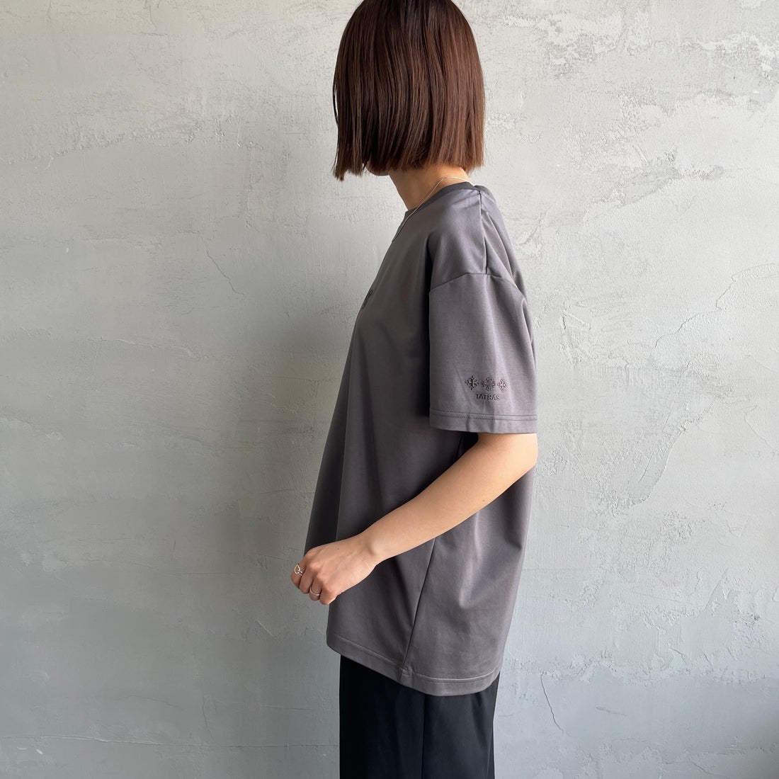 TATRAS [タトラス] 別注 INDEZ ブランドロゴ刺繍Tシャツ [MTIN25S8299