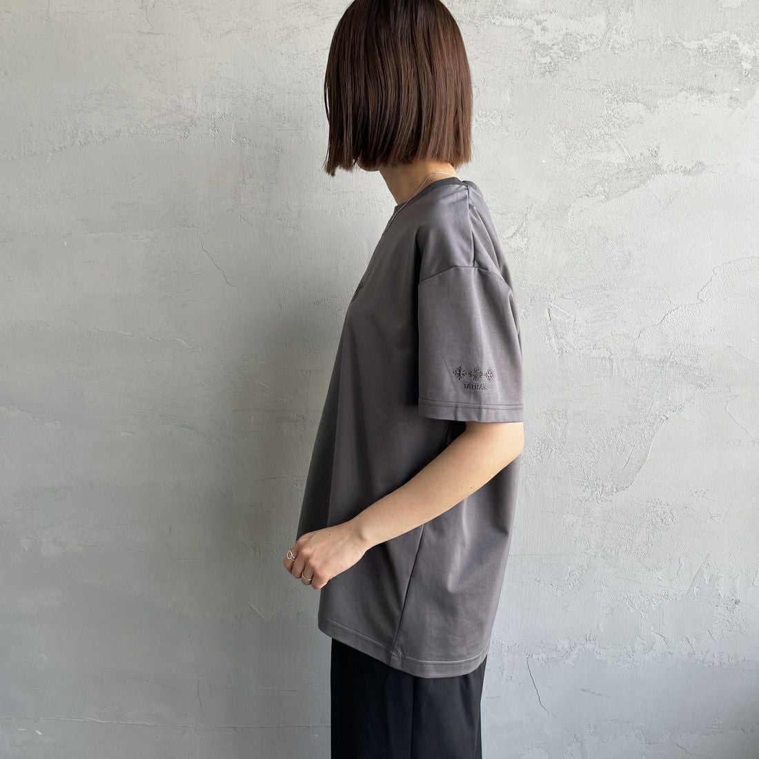 TATRAS [タトラス] 別注 INDEZ ブランドロゴ刺繍Tシャツ [MTIN25S8299-M-JF] C.GRAY &&モデル身長：159cm 着用サイズ：1&&