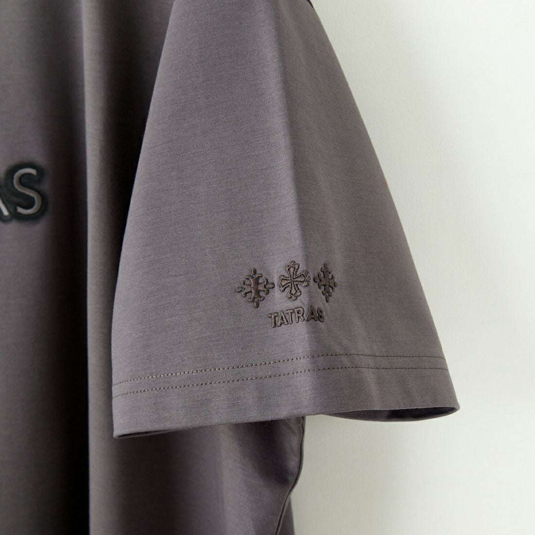 TATRAS [タトラス] 別注 INDEZ ブランドロゴ刺繍Tシャツ [MTIN25S8299-M-JF] C.GRAY