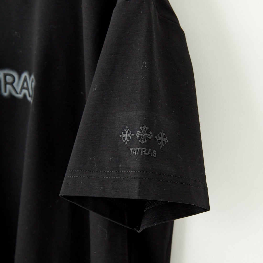 25SS TATRAS 別注 INDEZ ロゴ刺繍 Tシャツ ブラック 1 TATRAS [タトラス] 別注 INDEZ ブランドロゴ刺繍Tシャツ [MTIN25S8299